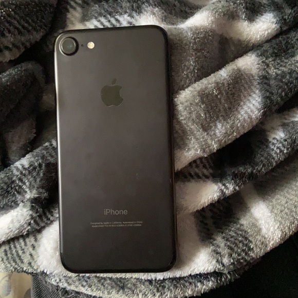 iPhone 7 - Picture 2 of 3